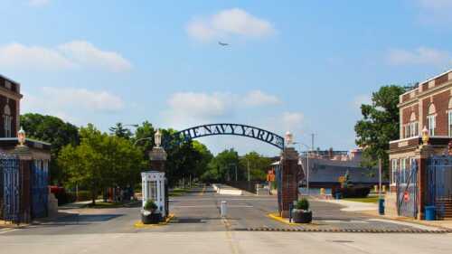 http://urbanland.uli.org/wp-content/uploads/sites/5/2016/04/PIDC-Navy-Yard-gates-wide-view-1024x404.jpg
