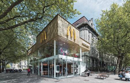 MEI Architects faced multiple problems created by a postwar emergency kiosk converted to a McDonald’s that obscured a historic post office. MEI’s answer was to replace the kiosk with a transparent and translucent pavilion that interacts with the street. The objective was to constrain the building to its most compact possible core and surround it with glazed facades around periphery. (JeroenMusch)