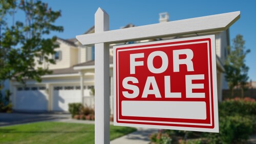 For,Sale,Real,Estate,Sign,In,Front,Of,Beautiful,House.
