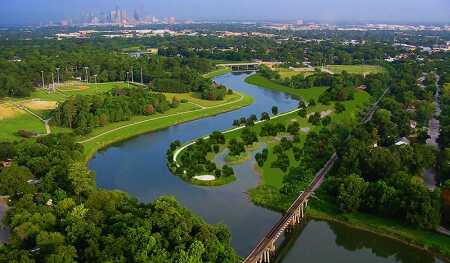 Houston’s rivers and streams are called bayous because the waters are slow and meandering. Ten major natural bayous cross the city. The Houston Parks Board’s Bayou Greenways 2020 project intends to develop and connect linear parks along most of these bayous, so residents can enjoy walking, biking, and playing beside them. (Houston Parks Board) 