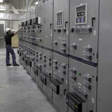 The University of Florida Health’s Shands Hospital, a gas-fired turbine generator is connected to the local utility grid to power the facility. If the utility grid fails, the generator automatically switches to a microgrid “island mode” that can power the facility on its own. (University of Florida Health)