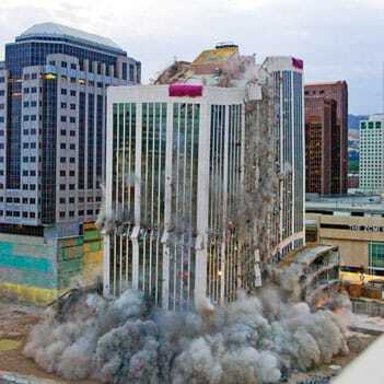 The 20-story Key Bank office tower was imploded, and replaced by the new 26-story Key Bank building, which sits in an active, multilevel pedestrian plaza, providing customers for the restaurants and cafés during the week. The project’s below-grade parking structure was built on a large 30-by-60-foot (19.1 by 18.3 m) bay size not only to provide easily accessible parking with few columns, but also to permit the most flexibility in what was developed above. (William Tatham, SWA Group)