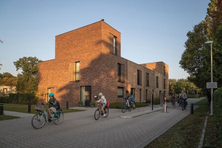 Located in Kapellen, a town north of Antwerp, Belgium, Re-Vive’s Castelijm community incorporates 16 houses and 19 apartments with a central green space and a garden for residents. Close to public transit and highway access, it is also a five-minute walk from downtown.