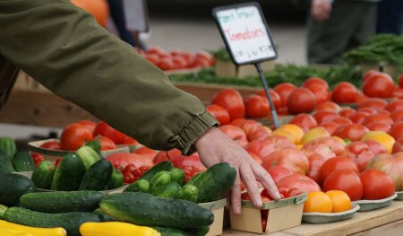 Fresh produce at a Minneapolis farmers market. (Shutterstock)