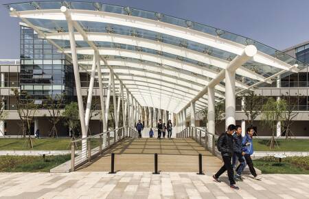 A covered bridge crossing the Water Street canal connects the residential village to the Gallery and the colleges beyond. (Photos by Colins Lozado courtesy Moore Ruble Yudell Architects)