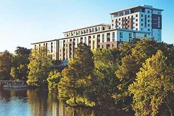 Levinson Alcoser Associates is the architect for Fidelis Realty Development’s 500,000-square-foot (46,000 sq m) Tanglewood Court in Houston. The mixed-use, urban-styled development includes an HEB supermarket, multitenant shops, and a 430-unit mid-rise residential tower. (Patrick y. Wong/Atelier Wong)