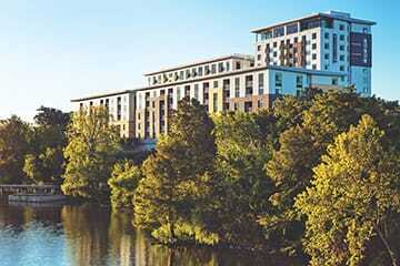 Levinson Alcoser Associates is the architect for Fidelis Realty Development’s 500,000-square-foot (46,000 sq m) Tanglewood Court in Houston. The mixed-use, urban-styled development includes an HEB supermarket, multitenant shops, and a 430-unit mid-rise residential tower. (Patrick y. Wong/Atelier Wong) 