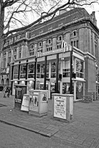 The old kiosk was a brick-and-steel building that appeared to have been an addition to the historic building. Since the 1970s, the restaurant was frequently altered with its facades infilling large portions of its glass, further obscuring the post office and making the spaces around it more foreboding. A row of four, man-sized utility power boxes blocked the street facade. (MEI Architects)