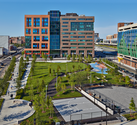 Boston-based Stantec Architecture designed One Channel Center, a 538,000-square-foot (50,000 sq m) project for Commonwealth Ventures, using the latest technological tools. Located in Boston’s Innovation District, the structure incorporates strategic sustainable design practices to achieve Leadership in Energy and Environmental Design (LEED) Silver certification. (© Robert Benson Photography)