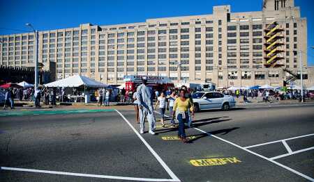 The Memphis Innovation Delivery Team (MIDT) employed the MEMFix program to revitalize Crosstown’s Cleveland Street with bike lanes, crosswalks, and pop-up shops to allow residents to visualize the potential of their commercial districts. (Sarah Rossi Photography)