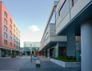 The L-shaped plaza in Harper Court, as seen from the 53rd Street entrance, with the hotel on the left. This street/plaza is owned by the developer and can be closed for community events. (Leslie Schwartz Architectural Photography)