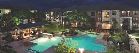 A luxury-style pool with a community cabana and grilling area is part of Teeple Partners’ Bulverde Oaks Apartments complex in the Bulverde Road corridor in north San Antonio. With 328 luxury units and resort-style amenities, the complex was completed in April 2014. (Lincoln Properties) 