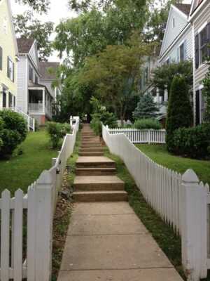 Kentlands_white-picket-fence-lined-walkway