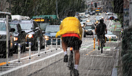 Rain does not discourage people in Seattle from riding bicycles. (© Seattle Department of Transportation, Creative Commons License)