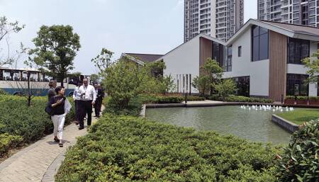 Attendees at ULI’s 2016 Asia Pacific Summit tour the LifeHub@Kunshan complex.